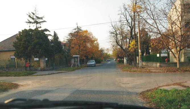 Ha jobbra hajtunk tovább - rajta maradunk a fõútvonalon akkor más jármû részére nem kell elsõbbséget adnunk!