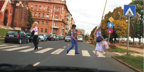 A gyalogosok elsõbbsége A gyalogosok a közúti közlekedés legvédtelenebb szereplõi.