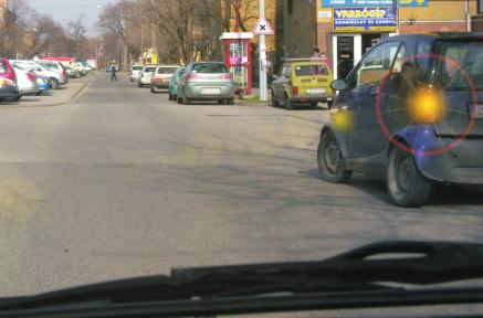 " Tény, hogy a jobbkézszabály elõnyt biztosít a jobbról érkezõ jármûvek számára, de a parkoló nem útkeresztezõdés. Márpedig a jobbkézszabályt keresztezõdésben alkalmazzuk.