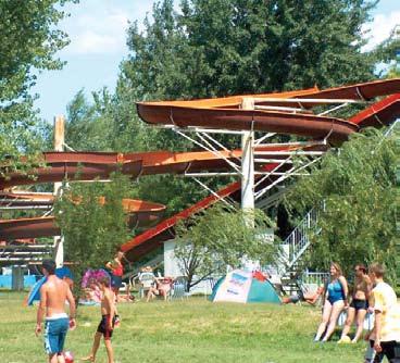 Niz vila u ulici Petőfi Sándor i na obali Balatona, svjetska, europska i državna jedriličarska natjecanja, keltska tura (ruta na kojoj se prikazuje povijest, flora i fauna naselja), kulturne