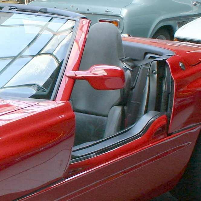 hasonlóan mőködik, vagy netán a buggykhoz hasonlóan, nincs is. 124. A BMW Z1 ajtaja Mégis találtam egy érdekességet, a BMW Z1 roadster ajtaja az oldalfalba süllyeszthetı.