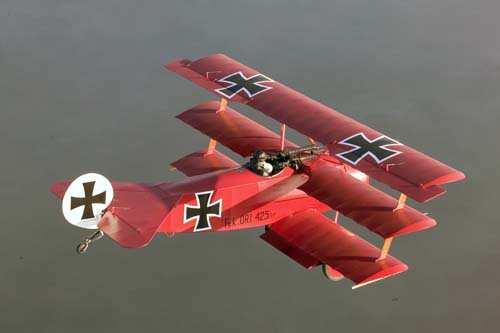 Az eddigi kísérletezı aviatikusok szerepét tudósok, gyári konstruktırök vették át. Az Anthony Fokker (1890-1939) által tervezett E I. típusú repülıgép nagyfokú hasonlóságot mutat a Bleriot IX el.