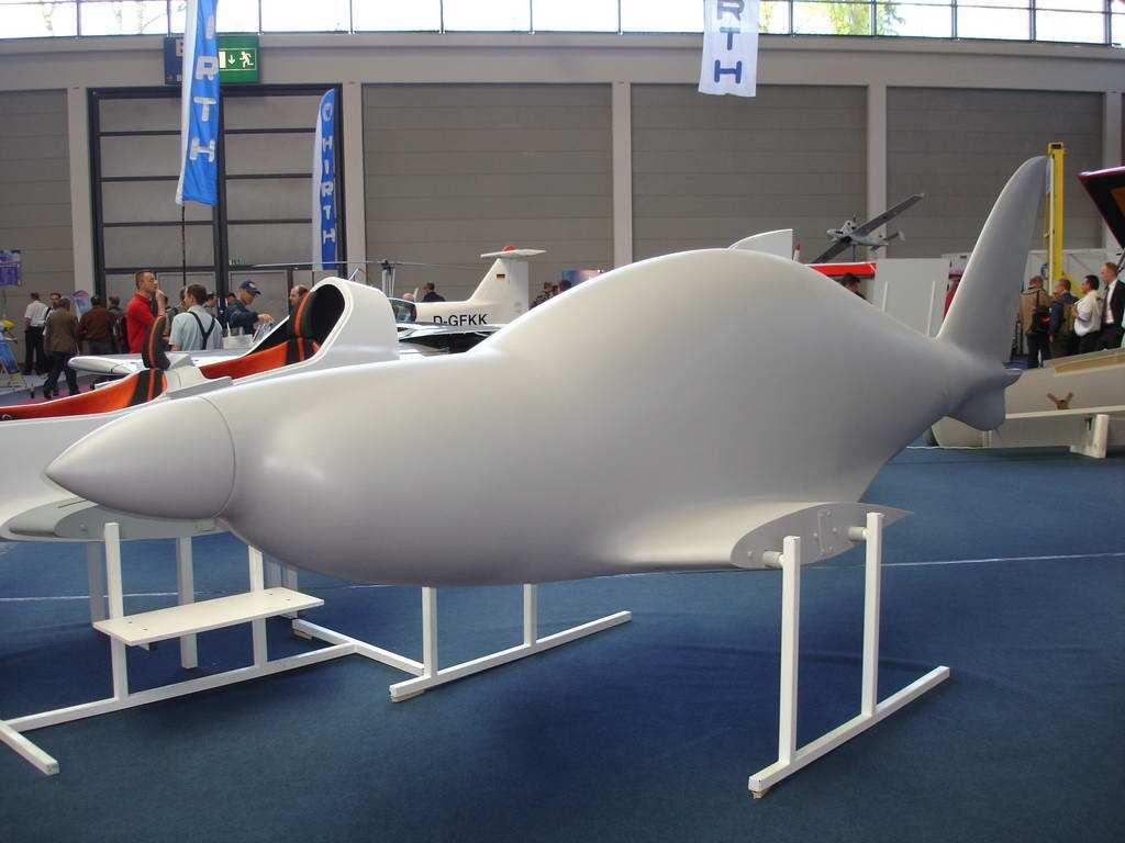 döntenek. Az utóbbira a Shark esetében különösen büszkék, ugyanis egyéni és nagyon hatékony lett a szárny kialakítása. 80. Shark a Rhinoceros programban 81. Test modell 82. Jaro Dostállal 2.3.