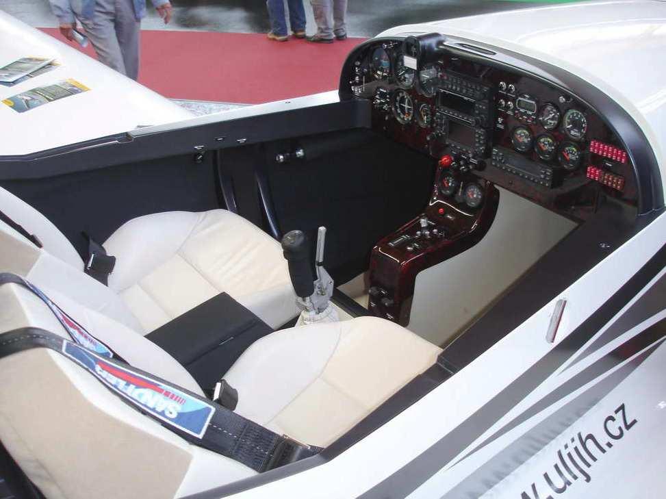 Így járt sajnos az Antonio Latella designer (Nexus Design) által tervezett Aeriks 200 típusú tolólégcsavaros repülıgép is. A 2002.