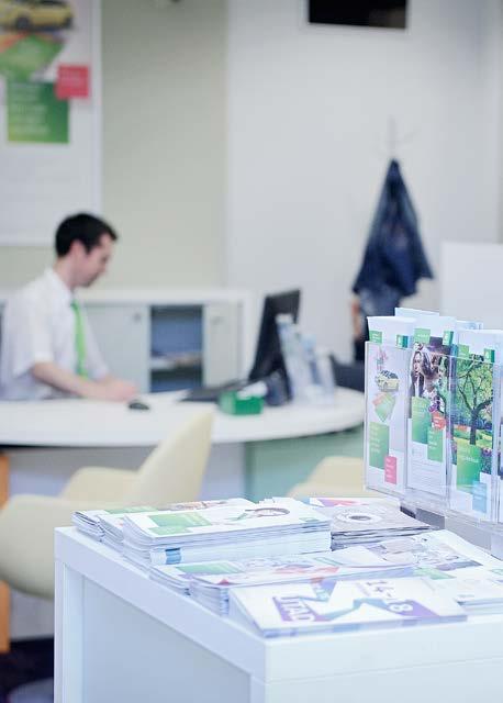 36 OTP Bank Fenntarthatósági jelentés 2016 2.3. Az objektív tájékoztatást célzó lépések Ügyfeleink objektív, teljes körű, ugyanakkor érthető és lényegre törő tájékoztatására törekszünk.
