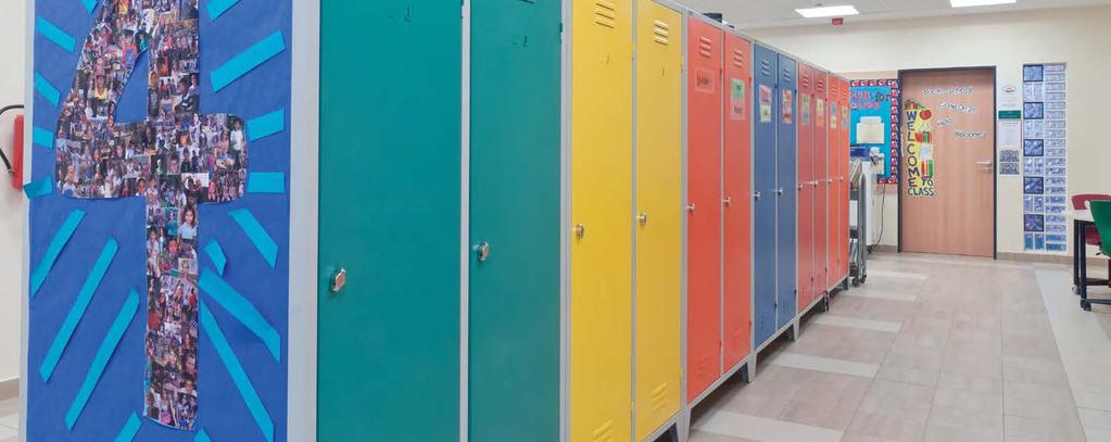 Felső tagozatos diákjaink számára egyszemélyes folyosói szekrénysorokat alakítottunk ki, amelyet a metalobox szakembereivel közösen terveztünk.