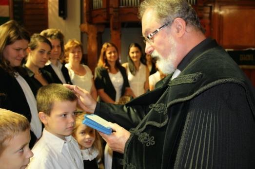 pedagógiai elveinkkel, házirendünkkel, SZMSZ-ünkkel ellentétes nevelést gyakorló, vagy éppen liberális (ráhagyó, megengedő, esetleges, következelten) nevelési elveket követő szülői attitűddel.