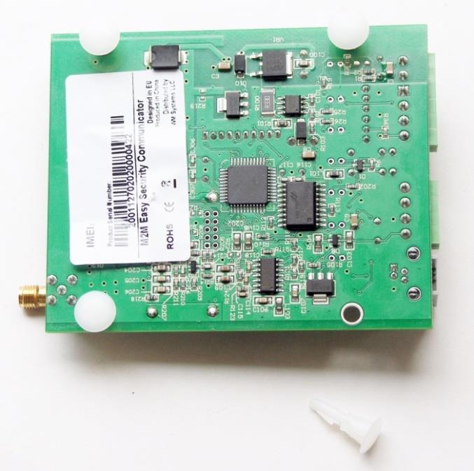 2 Kábelek bekötése Előkészületek Vegyük elő a dobozban mellékelt 4 db műanyag távtartót a PCB lyukakba helyezzük bele a képen látható módon.