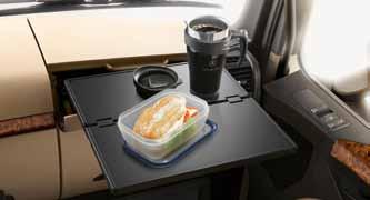 Comfort Pack Top 1). A gyárilag rendelhető komfortcsomaggal a vezetőfülke számos ésszerű belső felszereltséggel alakítható még kényelmesebbé és egyénibbé.