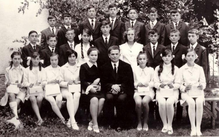 10 Öcsém konfirmációja Uzon A fénykép készítésének éve: 1971. július 11. Kulcsfigura: ifj. Szabó József (második sor, balról a második) Itt én vagyok a kántor, édesapámnak a kántora.