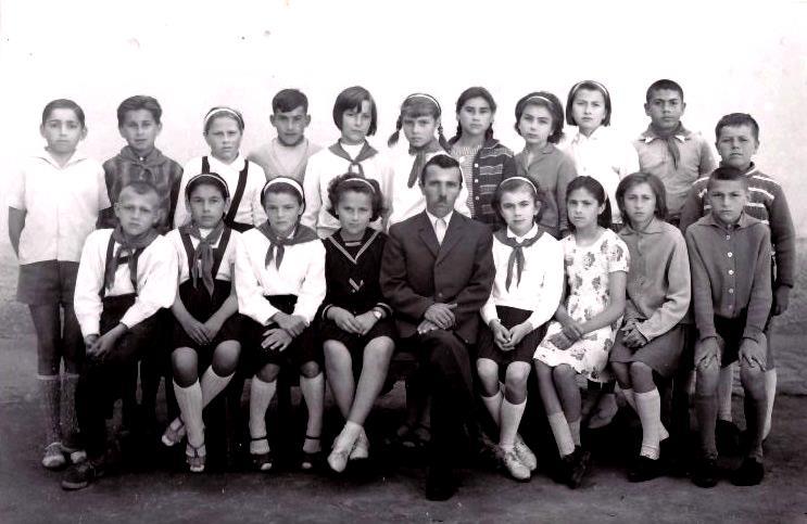 11 A fénykép készítésének éve: Kulcsfigura: Osztálykép Uzon, általános iskola 1964 körül Gergely József (középen) Ezen a képen Gergely József tanár bácsival vagyok, mellette ülök.