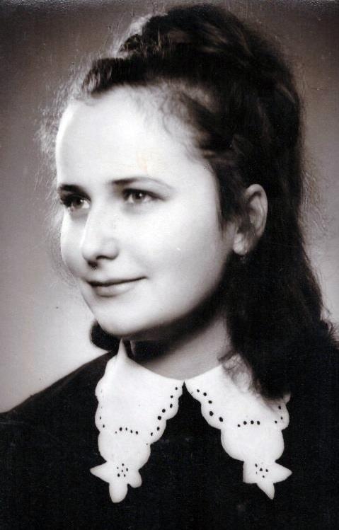 12 Érettségi tablóképem Sepsiszentgyörgy A fénykép készítésének éve: 1973. Ez egy érettebb kép, az érettségiző képem, tablóképem.