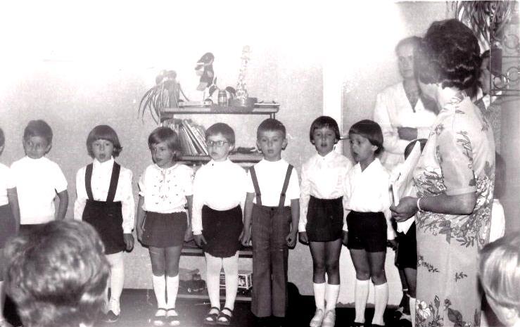 15 A fénykép készítésének éve: Kulcsfigura: Első óvodásaim Miskolc, Vászonfehérítő úti óvoda 1977. július Ők a legeslegelső óvodásaim, itt képesítés nélküli óvónő voltam.