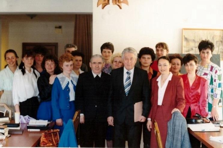18 A fénykép készítésének éve: Kulcsfigura: Katekéta képző Miskolc, egyházkerületi székház 1995-1996 körül Szathmáry Sándor, Kürti László Ez egy nagyon kedves kép a számomra.