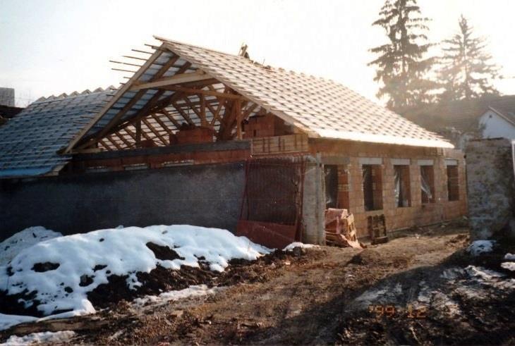 19 A fénykép készítésének a helye: A fénykép készítésének éve: Óvodabővítés Miskolc, Diósgyőr 1999. december Ez az óvoda bővítése. Hát igen, így néztünk ki, amikor bővítették az épületet.