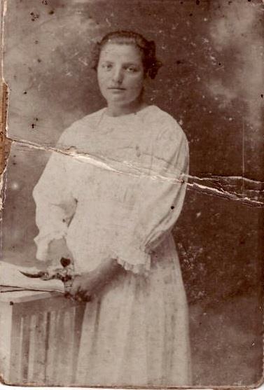 2 Interjúalany neve: Anyai nagymamám Páva A fénykép készítésének az éve: 1920. A képen: Réthy Lászlóné Gáspár Zsuzsánna Anyai nagymamám, Réthy Lászlóné 1901-ben született.
