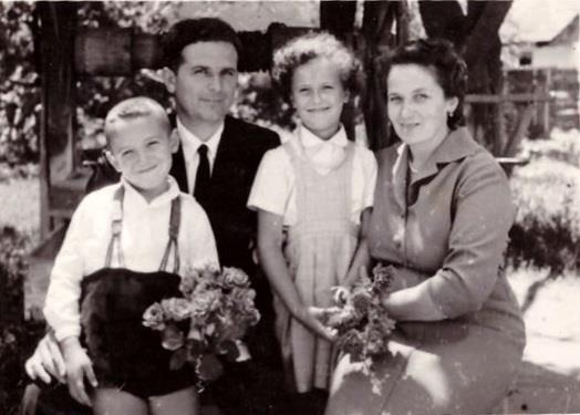 5 Interjúalany neve: A fénykép készítésének az éve: A képen (balról jobbra)): Az uzoni parókián Uzon 1961 körül ifj. Szabó József, Szabó József, Szabó Zsuzsánna, Réthy Zsuzsanna Itt az egész család.