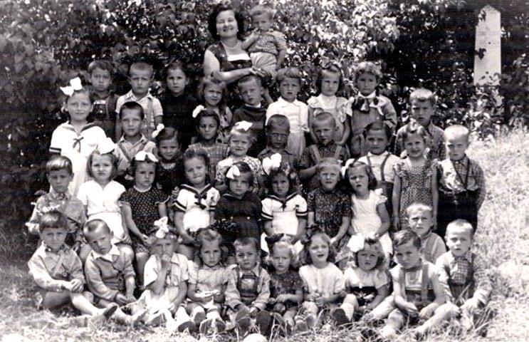 6 Interjúalany neve: A fénykép készítésének ideje: Kulcsfigura: Óvodásként a kilyéni temetőben Kilyén 1958 körül Szabó Zsuzsánna A kilyéni református temetőben készült ez a kép, ott van egy sírkő,