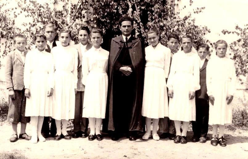 7 Édesapám első konfirmandusai Kilyén, református templom A fénykép készítésének éve: 1957. Kulcsfigura: Szabó József Ez szintén kilyéni felvétel. Édesapám legelső konfirmandusai.