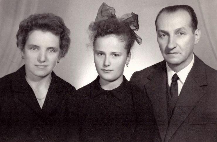 9 Keresztszüleimmel Uzon A fénykép készítésének éve: 1968. A képen: Réthy Ida, Szabó Zsuzsánna, Réthy Béla Ezen a képen édesanyámnak a nővérével és az ő férjével, tehát a keresztszüleimmel vagyok.