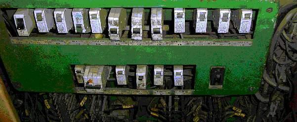 B végén 18 db automata található a jobboldali készülékszekrényben. 1-től 9-ig megegyezik az A vezetőfülke automatáival. 1. főrelé 2. irányváltó henger 3. fékvezérlés 4. rögzítőfék 5.