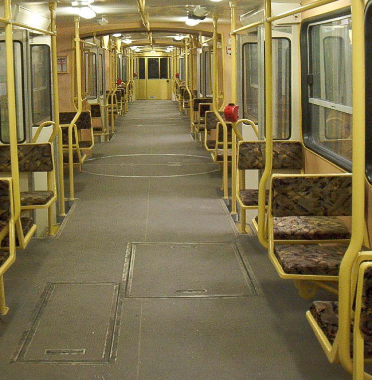 A jármű mennyezetére van beépítve az utastéri hangszóró, a szellőzőcsatorna-alagút, valamint az utastér izzólámpás, vagy fénycsöves kivitelű világítása.