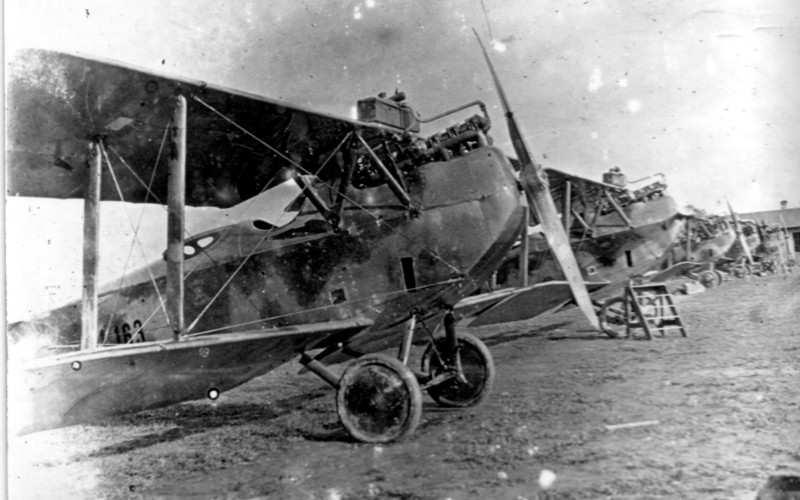 Újonnan gyártott UFAG C.I felderítőgépek az albertfalvai gyár udvarán, valamikor 1918 őszén Az UFAG-nak azonban volt egy másik, hasonlóan fontos profilja is, a vízi repülőgépgyártás.