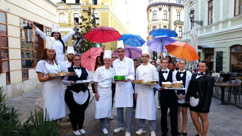 PÉCSI SZC ZSOLNAY VILMOS SZAKGIMNÁZIUMA ÉS SZAKKÖZÉPISKOLÁJA 7623 Pécs Rét u.10. Telefon:72/518-190 Fax: 72/ 512-749 info@kivisz.