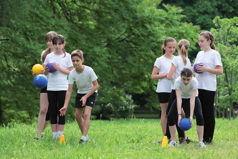 66. Klasszikus bocsa Létszám: az egész osztály párosával Eszköz: 6 db kislabda vagy teniszlabda, 1 db maroklabda/pár 54 A maroklabdát 6 10 méter távolságra helyezzük el az alapvonaltól.