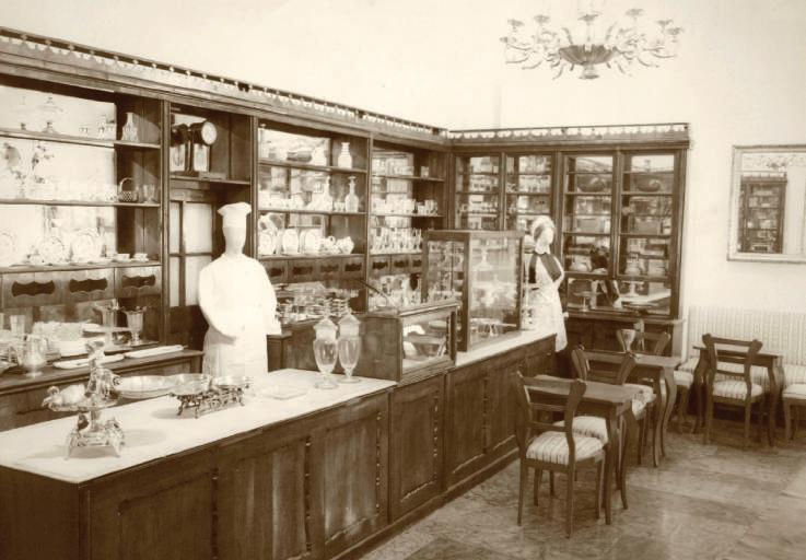 3. kép A Roráriusz cukrászda berendezése az MKVM kiállításán, 1975 (Magyar Kereskedelmi és Vendéglátóipari Múzeum Fotó Gyűjteménye) érkezett.
