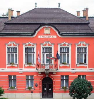 bármennyire is szép, művészi a homlokzata, de sajnos a mély helységek mégiscsak több megvilágító felületet kívántak volna, így több villany fogy, hamarabb beáll a szürkület.