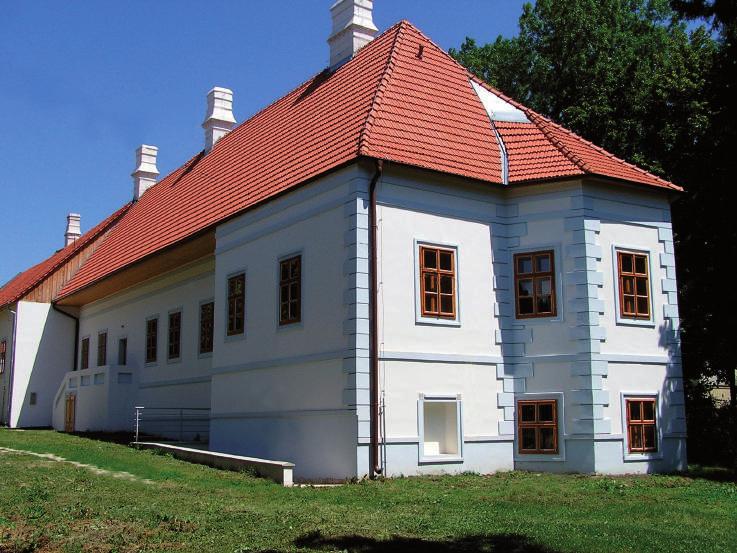3. kép A felújított Forgách kastély (Fotó: Huszár Mihály) a településen: ő lett a múzeum másik alapítója, a pöstyéni Vladímir Forgách.