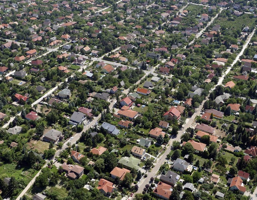 8 TÉZISEK 01. kép - Alközpont nélküli agglomerációs terület kialakulása I. TÉZIS Nagyobb hangsúlyt kell fektetnünk a tudatos városfejlesztésre, így reagálva a nagyvárosok globális problémáira.