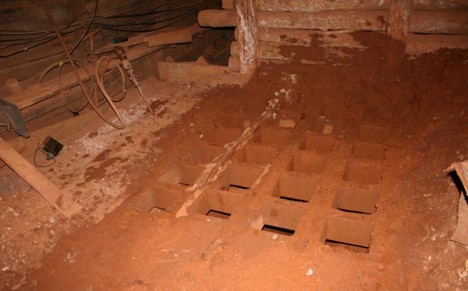 35. ábra: Tároló bunker fejállomás. Fenyőfő 36. ábra: Személyszállítás gumiszalagon. Sajómercse A vágathajtásakor a kőzetomlás megakadályozása céljából biztosító szerkezetet kell beépíteni.