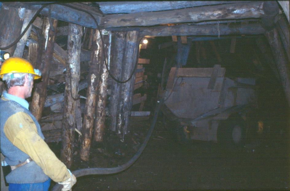 2. 2. 2. 2. 2. Bauxitbányászati fejtések. A földalatti bauxitbányászatban, hazánkban szinte kizárólagosak a szintomlasztásos kamra-pillérfejtések. A fejtés előkészítése mindig a fekün történik.