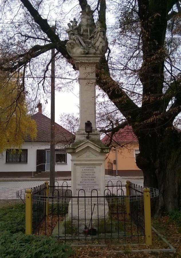 13 918/1 Magyarkimle, Fő út Helyi védelemre javasolt Szentháromság szobor, az 1700-as évek