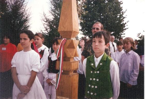 napjainkat A millecentenárium évében Nádasdon (Vas megye) magyar iskolák nemzetközi találkozóján az augusztus 20-án elhelyezett