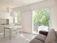 4 fő): nappali konyhasarokkal és dupla kanapéval, franciaágyas hálószoba, Z/WC, tengerre néző erkély, C/5 apartmanban (max.