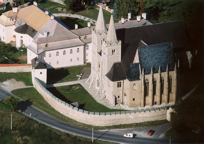 Szepeshely (Spišská Kapitula, Zipser Kapitel), székesegyház Román bazilika helyén 1232-1275 között épült, 1382-ben Corpus