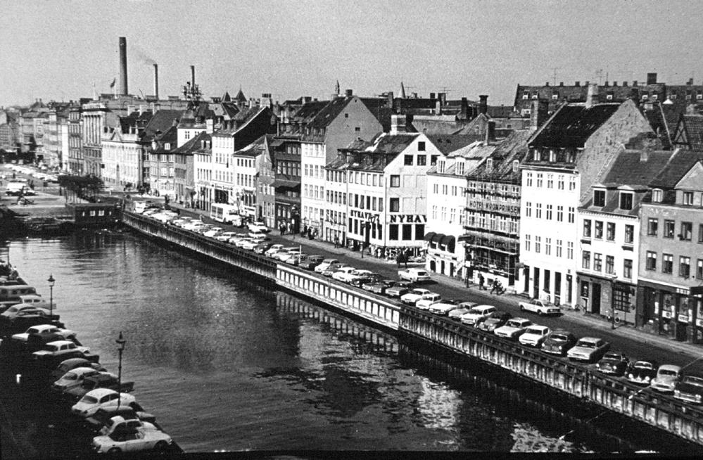 4 Koppenhágában a városközpontban lévő Nyhavn kikötőből tüntették el a parkoló autókat, és