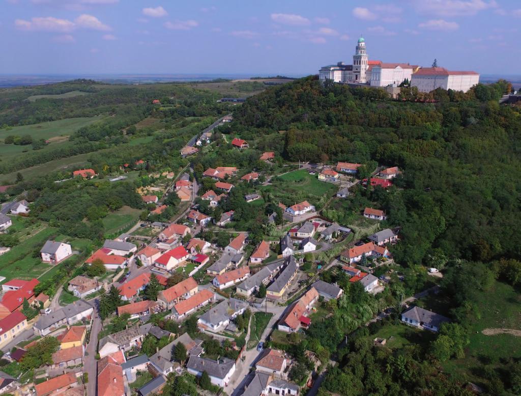 borigo CÍMLPON Istennek Pannonhalmi-dombság mindig is jó hely volt: jómódú, derűs felület, centrumában a szigetszerű Pannonhalmi Főapátsággal, amely mindig is fura szabadelvűséggel lebegett a táj és
