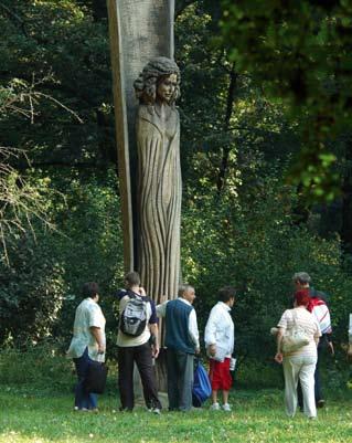 Egy 14 méter magas kilátóról csodálhatjuk meg a 60 hektáros területen lévő, több mint 900 fajból álló növényállományt. Az Arborétumot 2001-ben Országos Természetvédelmi Területté nyilvánították.
