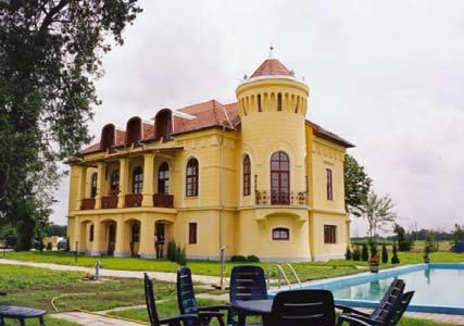 It is a small and elegant hotel far from the noise of the world surrounded by a 2 hectare garden and awaiting guests a turnof-the-century atmosphere and a wide