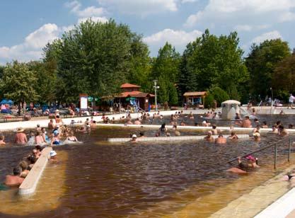 A 9 hektáron elterülő strand különböző hőfokú, gőzölgő medencéi csodálatos látványt és fürdőélményt ígérnek télen és nyáron egyaránt.