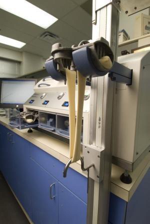 Brabender extenzográf tésztanyújtó szerkezete Az extenzográfos vizsgálat részleteit különböző standardok tartalmazzák: AACC Standard No. 54-10 ISO 5530-2 ICC Standard No.