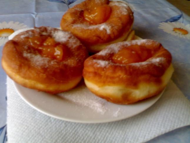 Receptek 1938-ból Túrós pogácsa ½ kg lisztet, 25 dkg zsírral, ½ kg kendőben kinyomott túróval, 1csomag Váncza sütőporral, kevés sóval, 1 db egész tojással és két három evőkanál tejfellel jól