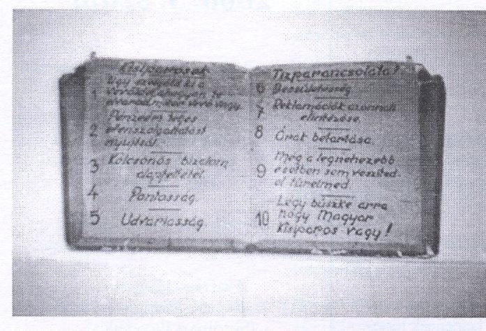 Egy megsárgult újság a BICSKEI NAPLÓ (Bicske város lapja) 1990/4 száma féloldalas cikkben méltatja a százéves pékség történetét.