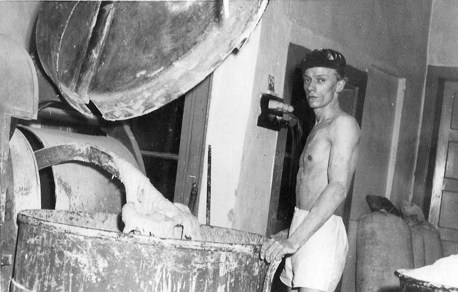 legnagyobb -3 sütőterü gőzös és egy 2 sütőterű magyarkemencés - üzemben csoportvezető dagasztóként. Bajai kenyérüzem 1961 március1-től a vállalat minőség ellenőre lett.