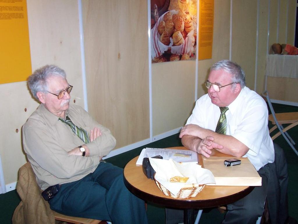 Farkasinszki György (2008) Dolgozom - válaszolja. Minden nap négykor kelek, a napi tíz óra megvan, amit a pékségben töltök.