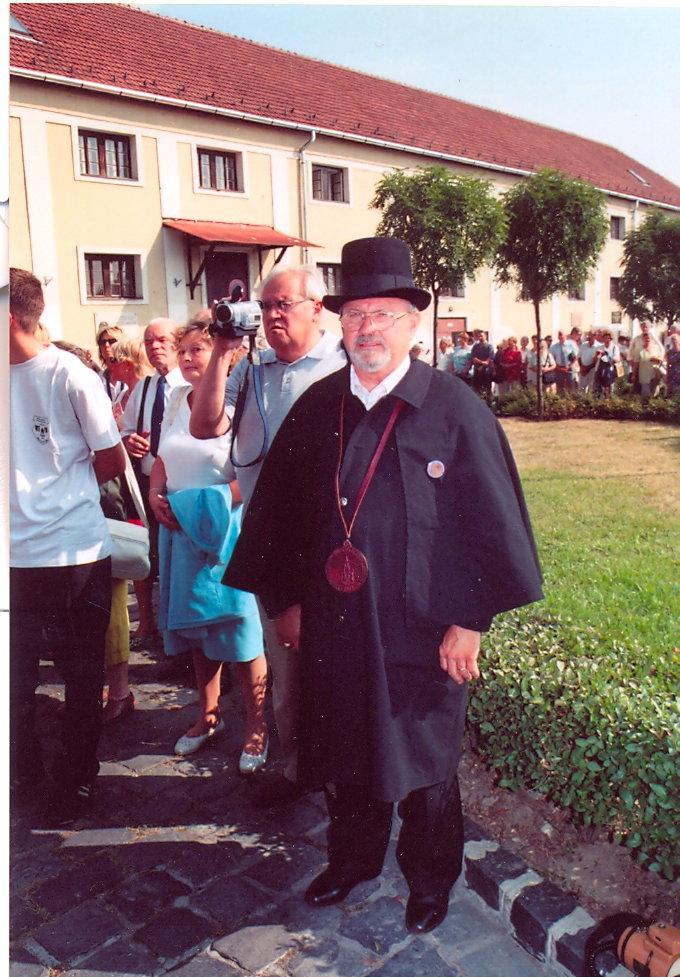 Csak zárójelben: a 26 fős testületben csak ketten voltunk civilek, a többiek megélhetési, pártkatonák voltak.